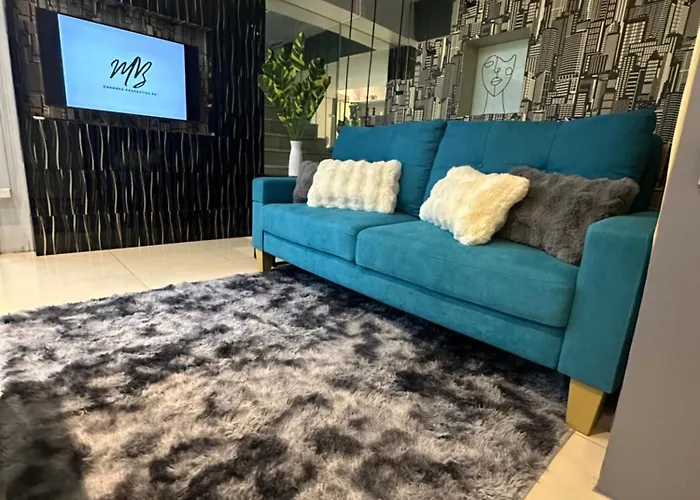 Modern Chic 2br With Panoramic Golf View In Bgc